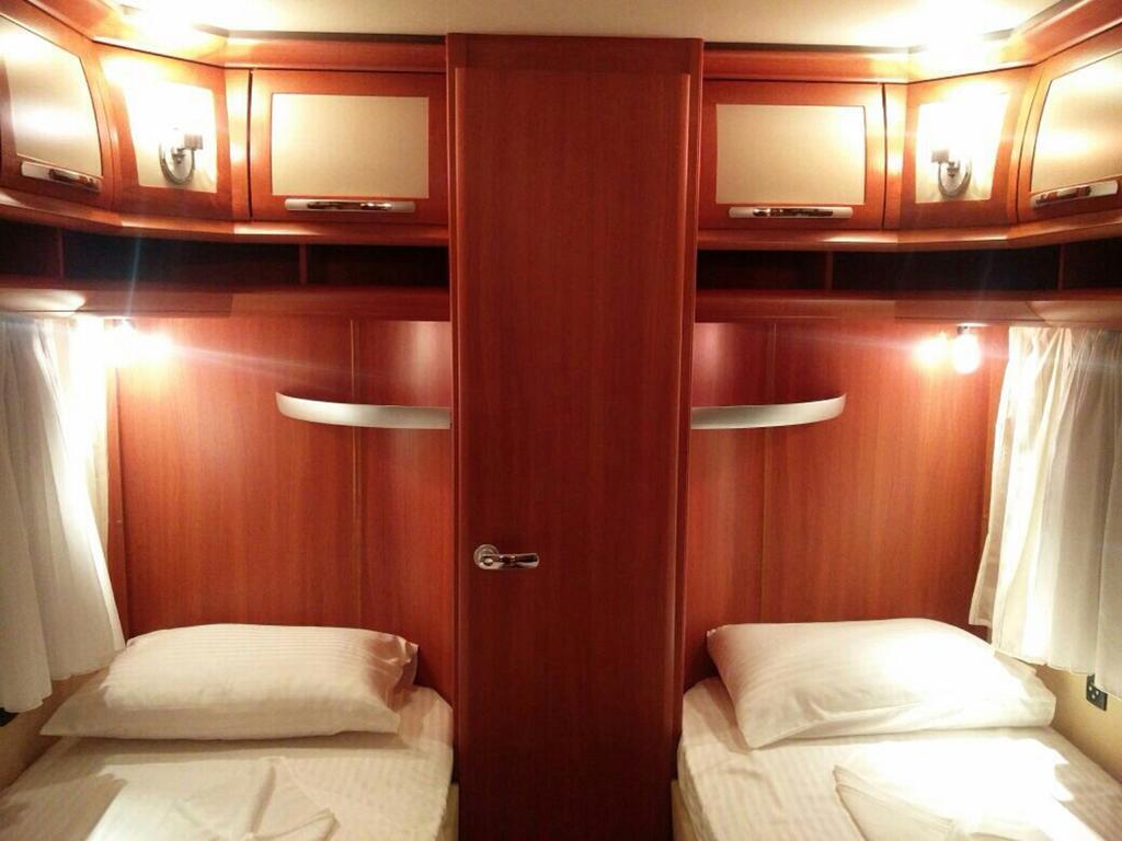 Go Outdoors Caravan Park نوفارا إيلِيا المظهر الخارجي الصورة